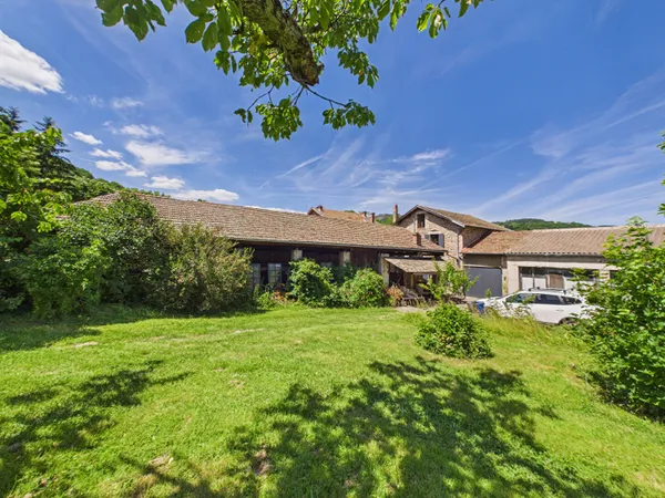 Maison de village avec jardin (terrain constructible)