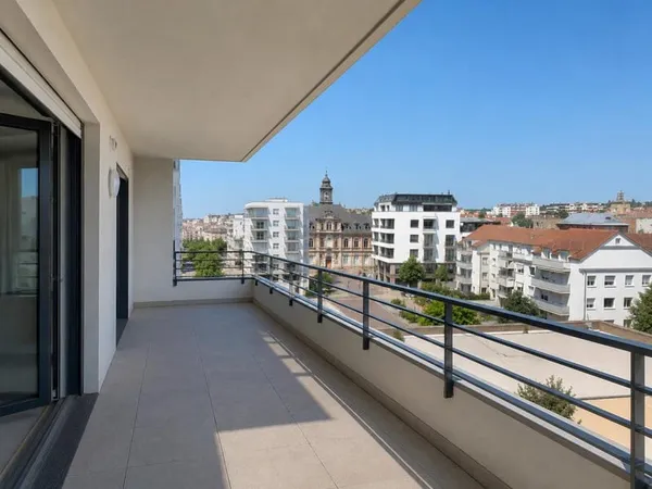 CROIX DE CHAVAUX : 4 PIECES AVEC TERRASSE ET BALCON