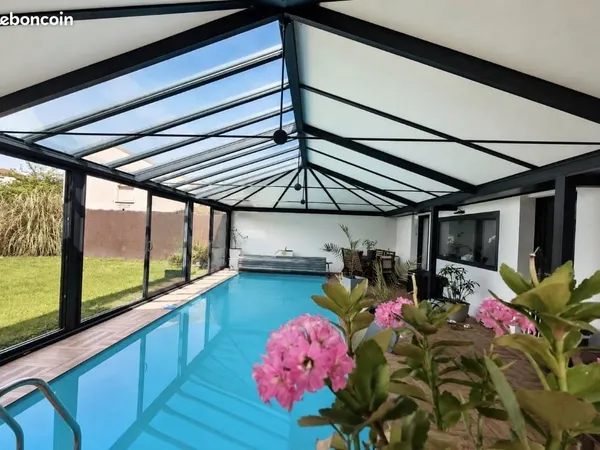 Maison familiale de 120 m² avec véranda, piscine chauffée et jardin