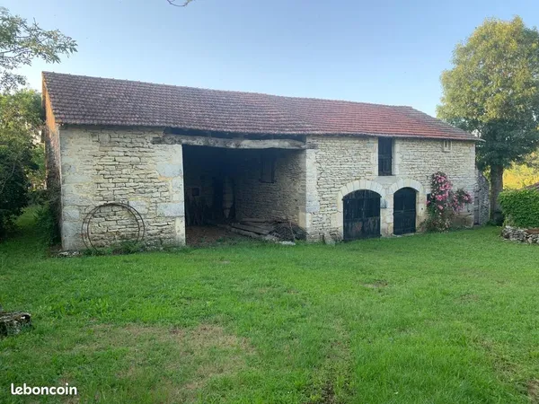 Aujols - Authentiques granges en pierre à réinventer - 7 000 m² - Projet de caractère