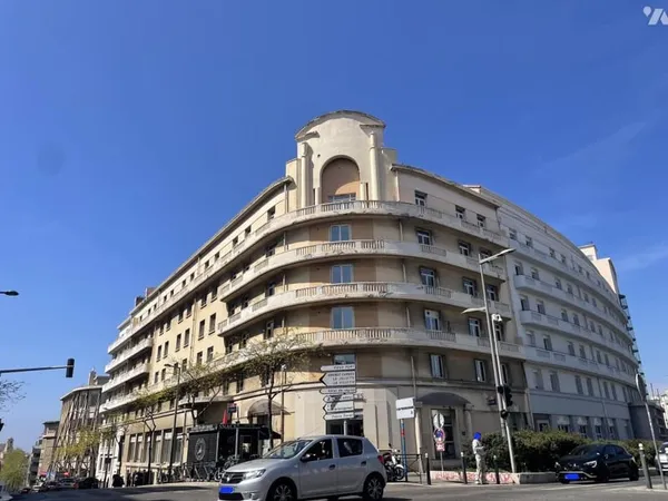 UN ENSEMBLE IMMOBILIER A USAGE DE BUREAUX SUR QUATRE NIVEAUX