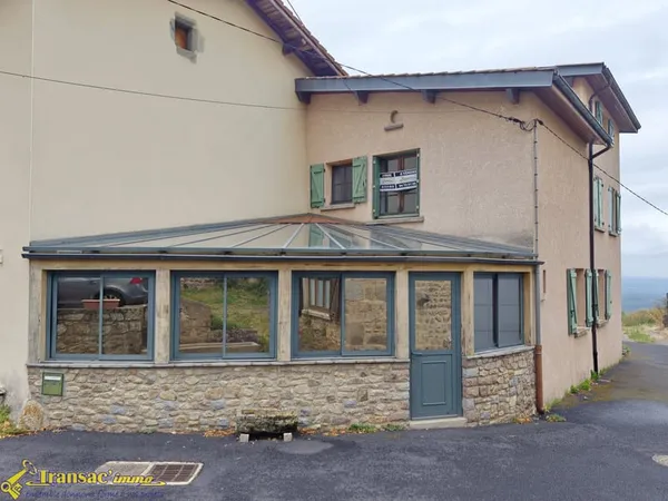 À Thiers, maison de village type F4 avec une véranda.