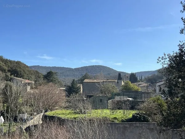 Maison de village 4 chambres avec beau terrain sans vis à vis à 60 mètres