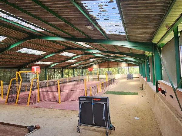 Belle propriétée au calme de 35000m² avec centre équestre 800m², trois maisons et un étang