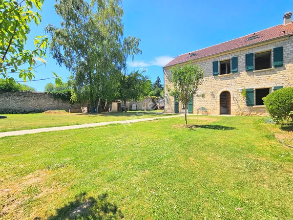 Maison familiale en pierre de 206 m² avec jardin et dépendance à Moussy
