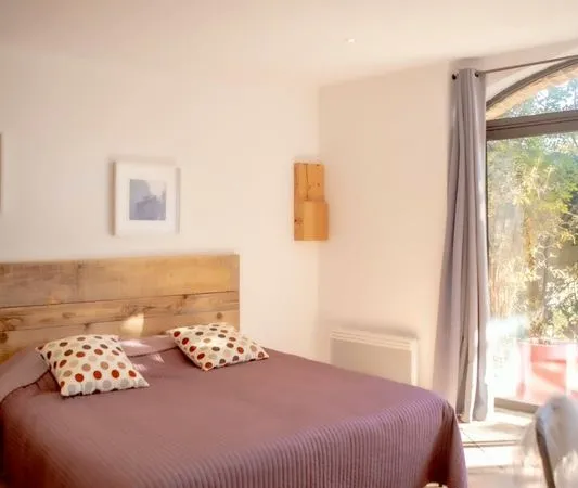 Studio 33 m2 en campagne, rez de chaussée de mas, charme, confort, WIFI