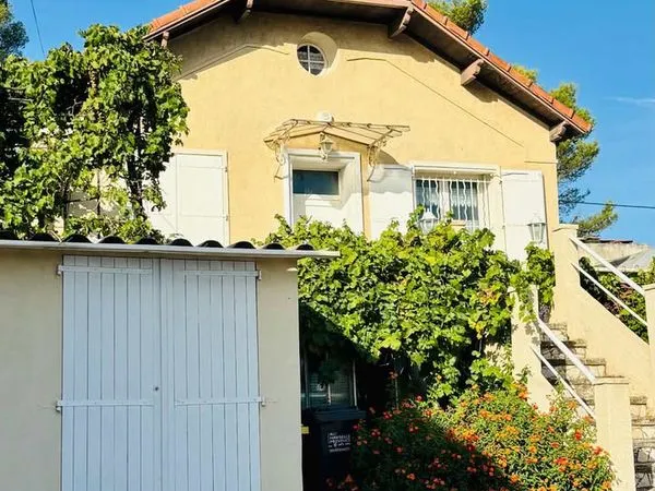13011 Maison individuelle avec dépendances