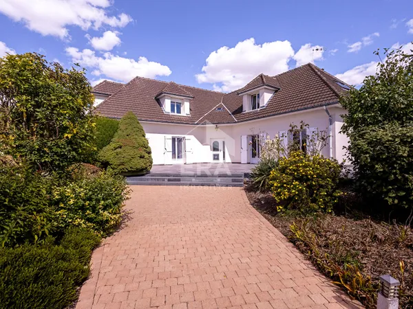 Maison 8 pièces 328 m²
