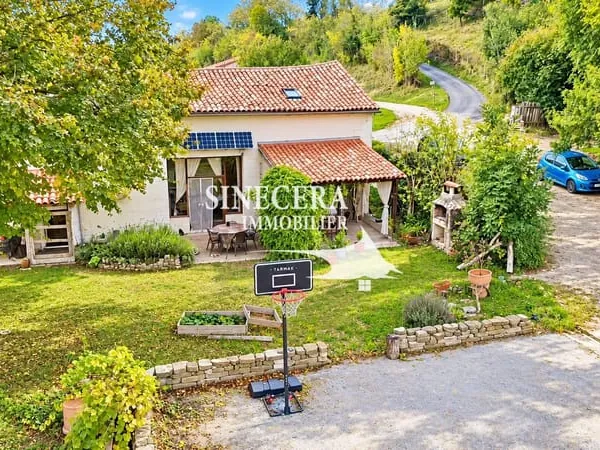 Maison en pierre en ville, grande terrain.