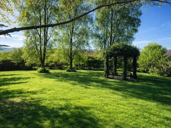 01640 SAINT-JEAN-LE-VIEUX 295 m2 habitables + terrain 1 86