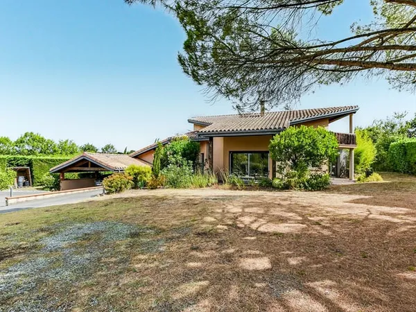 Belle maison d'architecte de 232m² habitables sur un terrain paysagé de 2600m² à vendre en exclusivi