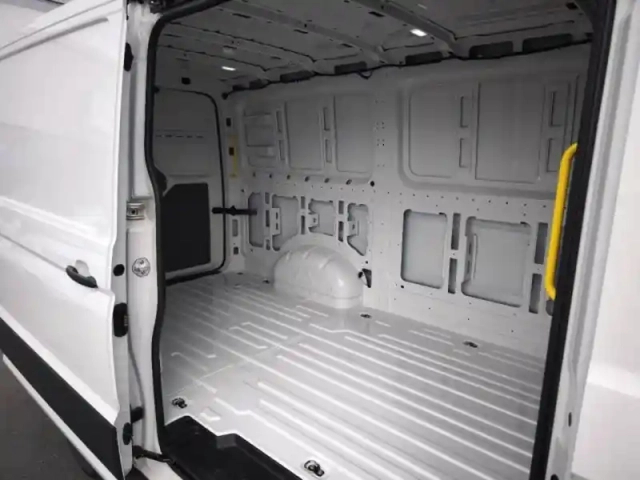 Volkswagen Crafter fg 35 l3h3 2.0 tdi 140ch business traction bva8 — photo 14