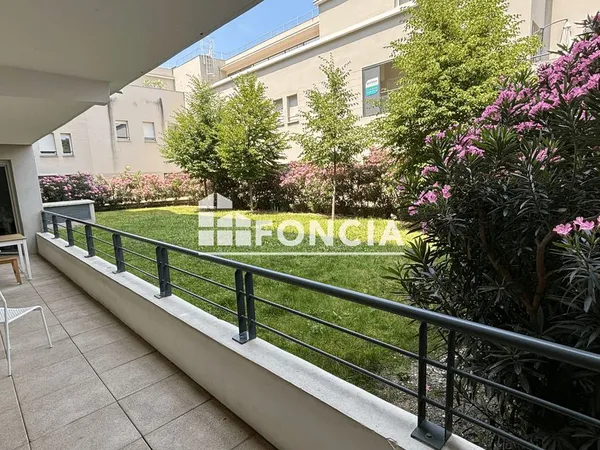Exclusivité FONCIA, à 50 mètres des remparts, T3 récent de 68m2 avec terrasse de 20 m2 et parking