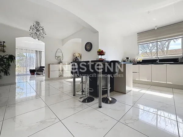 Maison 3 faces de plain-pied 5 pièce(s) 131 m2 à Canet