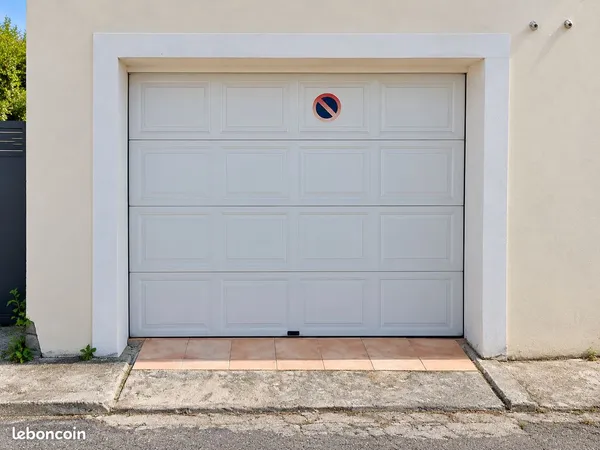 GARAGE 18 M2 porte automatique