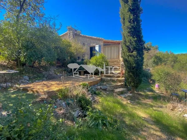 MAISON DE CHARME PROCHE BARJAC AVEC GRAND TERRAIN ET VUE DEGAGEE