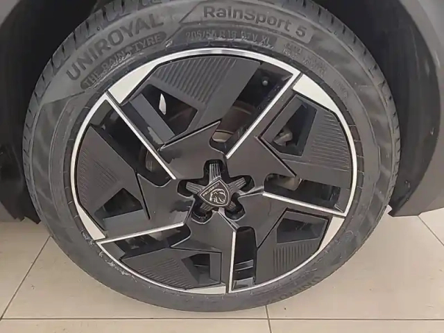 Peugeot 408 phev 225 e-eat8 — photo 13