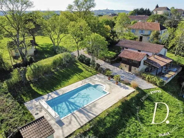 Domaine avec piscine et gîtes indépendants