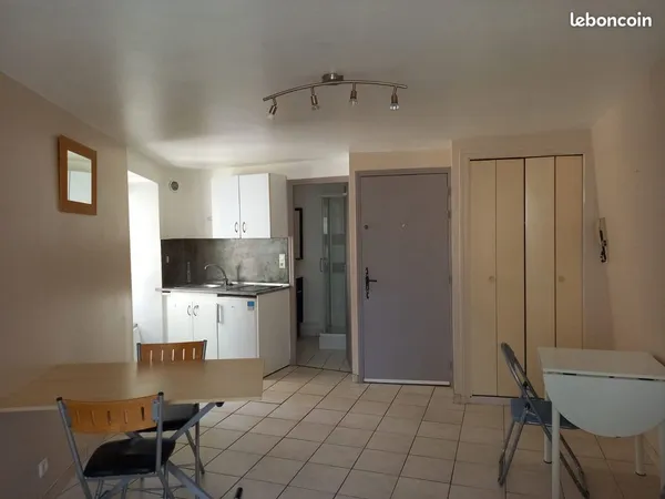 Studio semi meublé