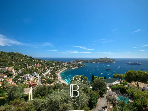 VILLEFRANCHE-SUR-MER - TERRAIN CONSTRUCTIBLE DE 1 750 M² - VUE PANORAMIQUE SUR LA BAIE