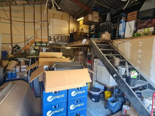 Entrepôt avec bureau et logement de fonction T4 avec terrass