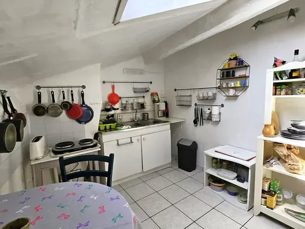 Vends appartement entièrement meublé -34m² loi carrez 42m2 au sol- au coeur des Greniers Ainay