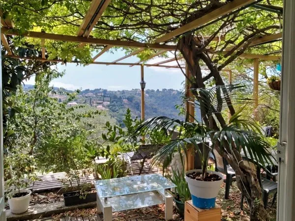 Nice Colline Colomars petite maison sur 2 niveaux avec jardin et parking