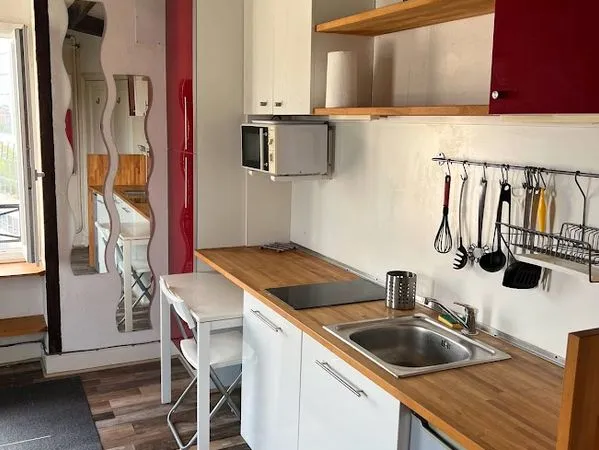 Studio lumineux meublé