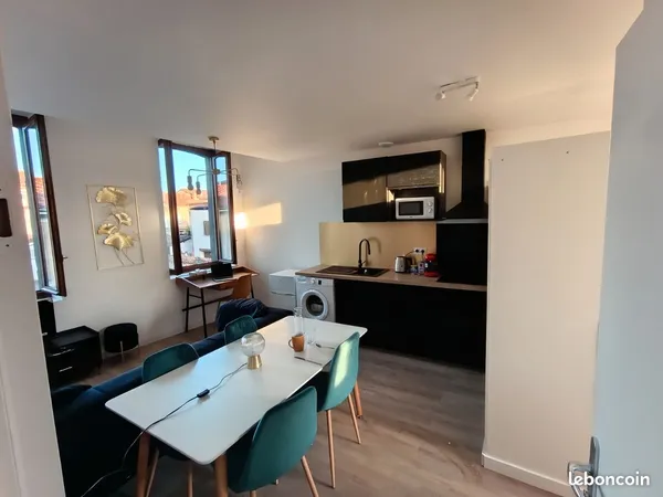 Appartement traversant meublé climatisé