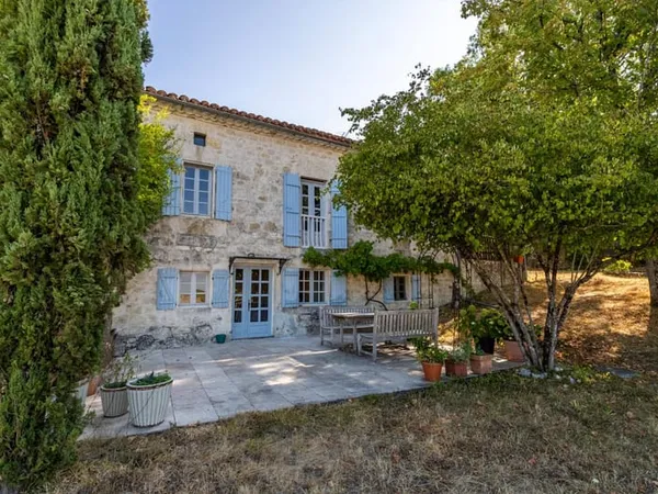 Maison de campagne avec annexe, piscine et dépendance