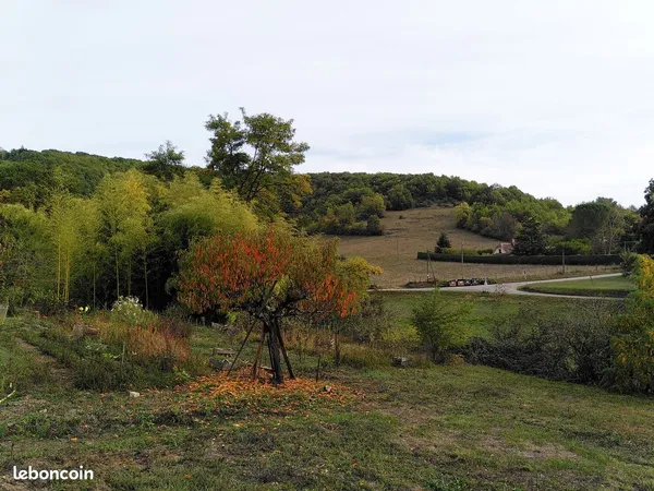 Terrain constructible de 2 800 m² avec permis de construire, et portion de grange existante