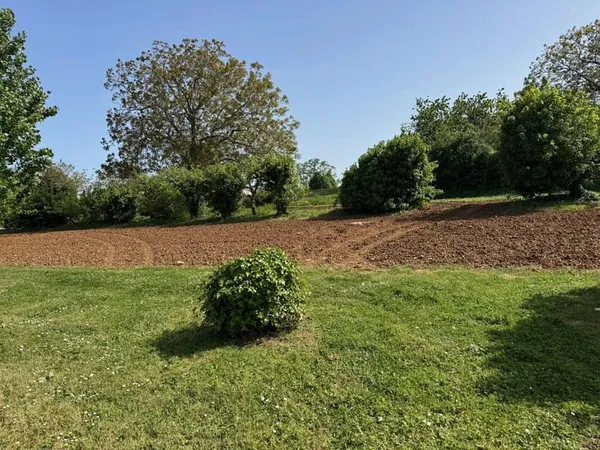 Terrain à bâtir, beau volume.