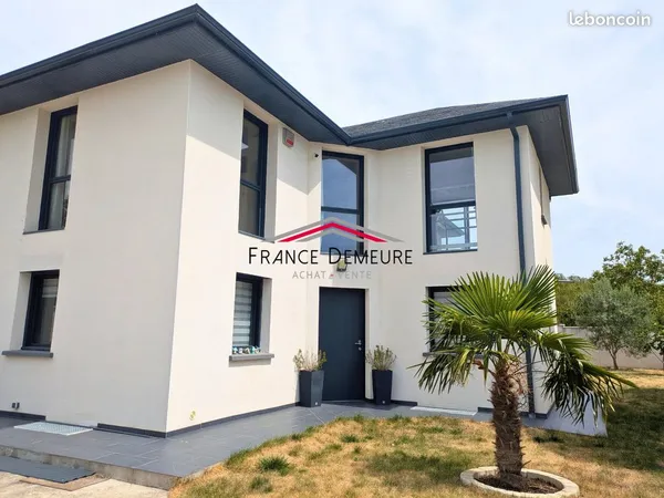 Maison 7 pièces 232 m²