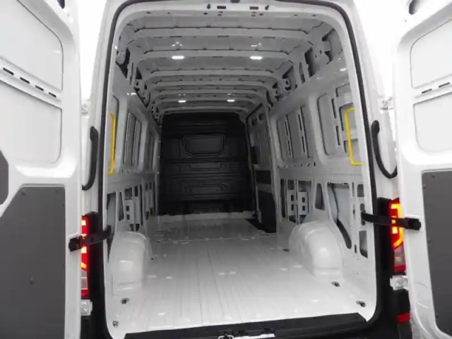 Volkswagen Crafter fg 35 l4h3 2.0 tdi 140ch business traction bva8 — photo 12
