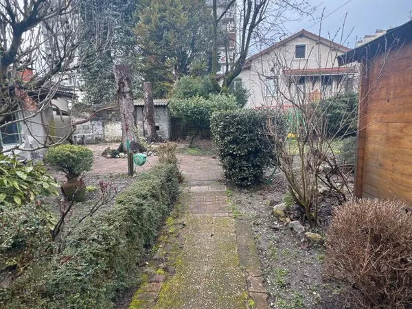Espace vert 250 m² + local fermé de 40 m²