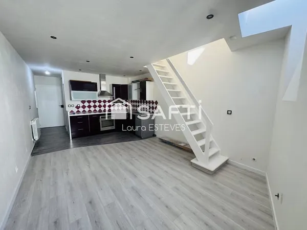 L'esprit maison de ville pour ce superbe appartement indépendant !