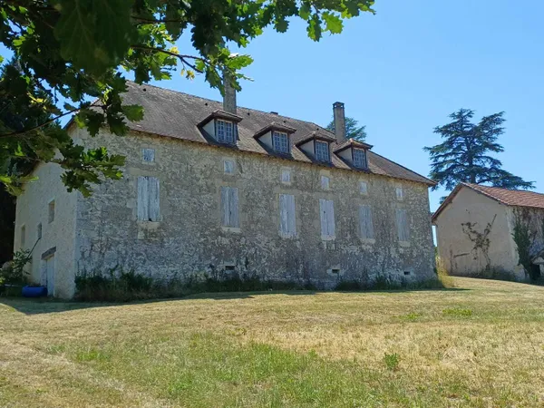 Belle maison de maître sur 10 Ha de prairies et de bois