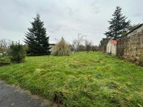 Bouguenais, proche centre, terrain de 904 m² avec dépendance