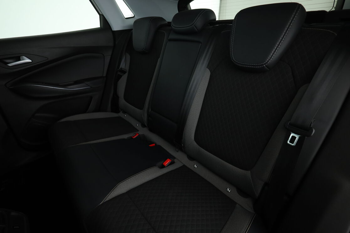 Opel Grandland X 1.6 Hybrid Elite Auto — photo 13