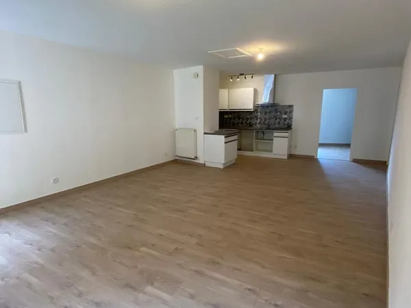 TOURNON SUR RHONE - APPARTEMENT T4 AVEC GARAGE + COUR