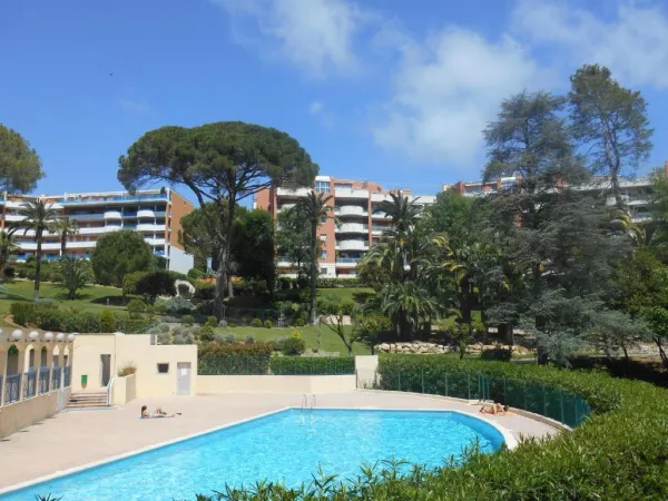 Loue appartement 52m² Cannes résidentiel, 2 pièces, vue mer, piscine, golf, tennis, parc 4 hectares,