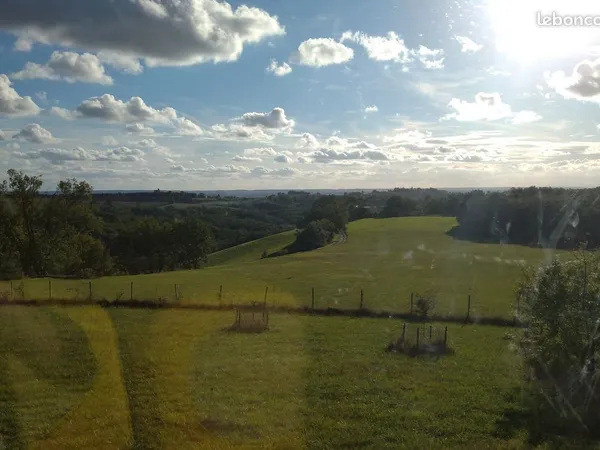 Terrain constructible de 900 m2 + possibilité de 1.9 ha agricole ainsi qu'1 ha de foret