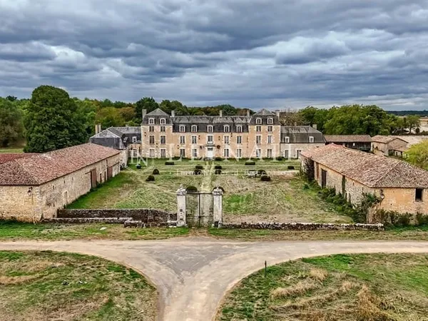 Remarquable château des XVIe et XVIIIe siècles, inscrit monument