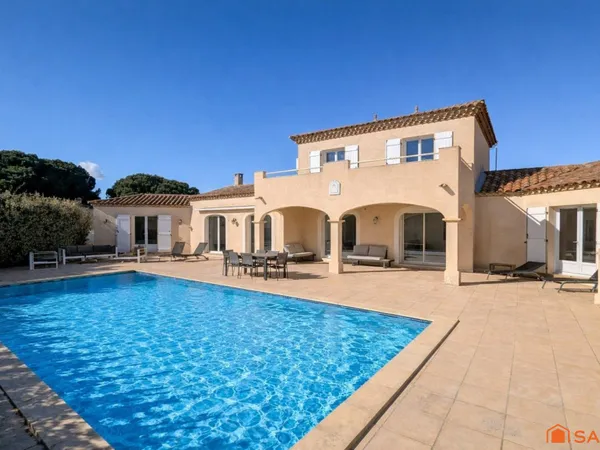 Magnifique villa avec vue sur la Tour de Constance