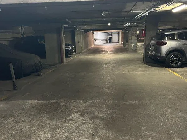 4 places de parking à vend