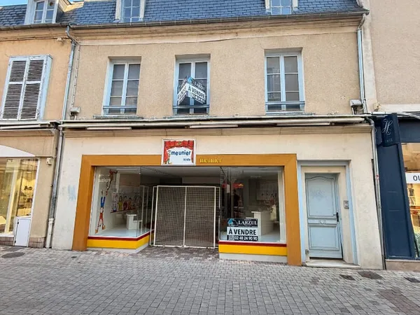 IMMEUBLE RUE MIREBEAU COMMERCIAL ET HABITATYION
