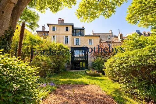 Maison 10 pièces 370 m²
