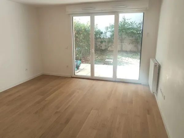 Studio récent avec terrasse