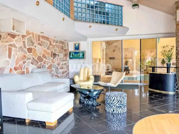 Maison 20 pièces 385 m²