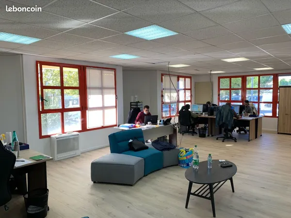 Local professionnel 100 m² à l'entrée du Parc Club du Millénaire